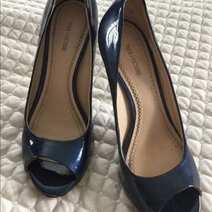 Navy patent leather Pour la Victoire pumps